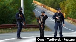Pjesëtarë të Policisë së Kosovës në rrugën që të çon për në Banjskë. 27 shtator 2023.