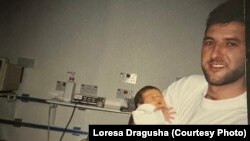 Loresa Dragusha në krahët e babait të saj, në spitalin ku lindi në Londër të Anglisë.