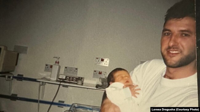 Loresa Dragusha në krahët e babait të saj, në spitalin ku lindi në Londër të Anglisë.