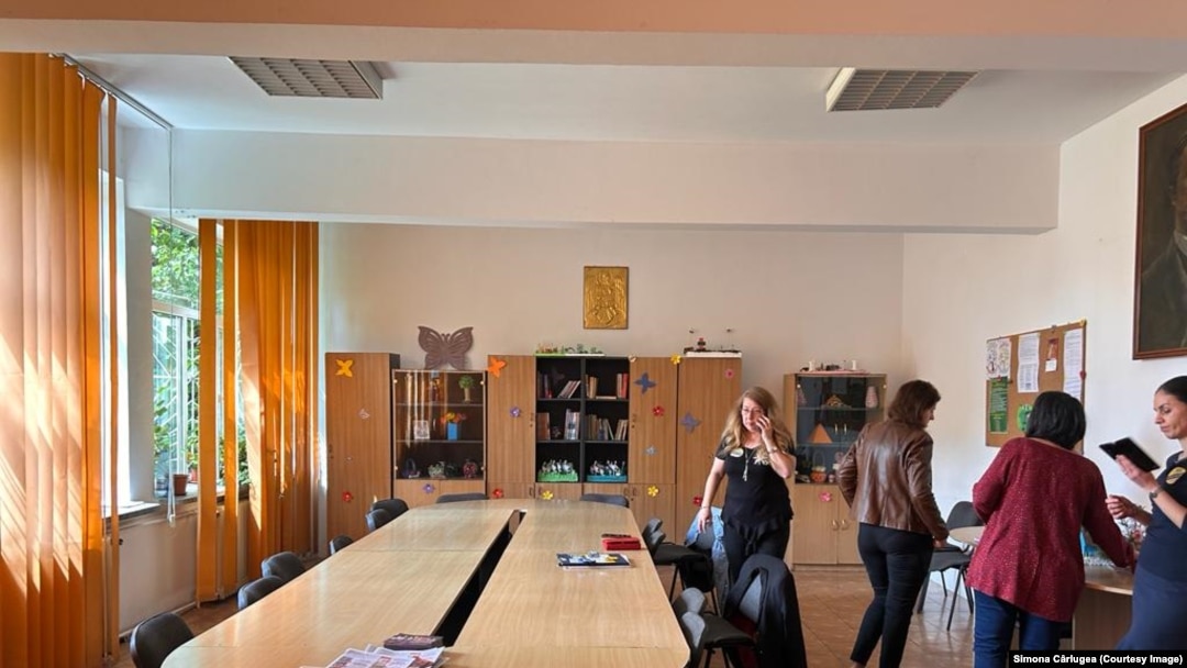 Greva profesorilor, la Craiova. Dascălii și-au petrecut timpul în cancelarie.