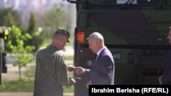 Ambasadori gjerman në Prishtinë, Jorn Rohde, duke ia dorëzuar çelësat një pjesëtari të Forcës së Sigurisë së Kosovës gjatë një ceremoni në të cilën Kosova i pranoi pesë kamionë ushtarakë donacion nga Gjermania, të enjten më 11 prill.