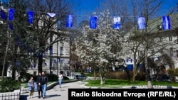 Zastavice EU u parku ispred zgrade Vlade Kantona Sarajevo postavljene uoči sastanka u Briselu u vezi s pristupnim pregovorima BiH i EU, 19. mart 2024.
