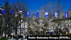 Neke od zastavica EU su postavljene u parku ispred zgrade Vlade Kantona Sarajevo, Sarajevo, 19. mart 2024. 