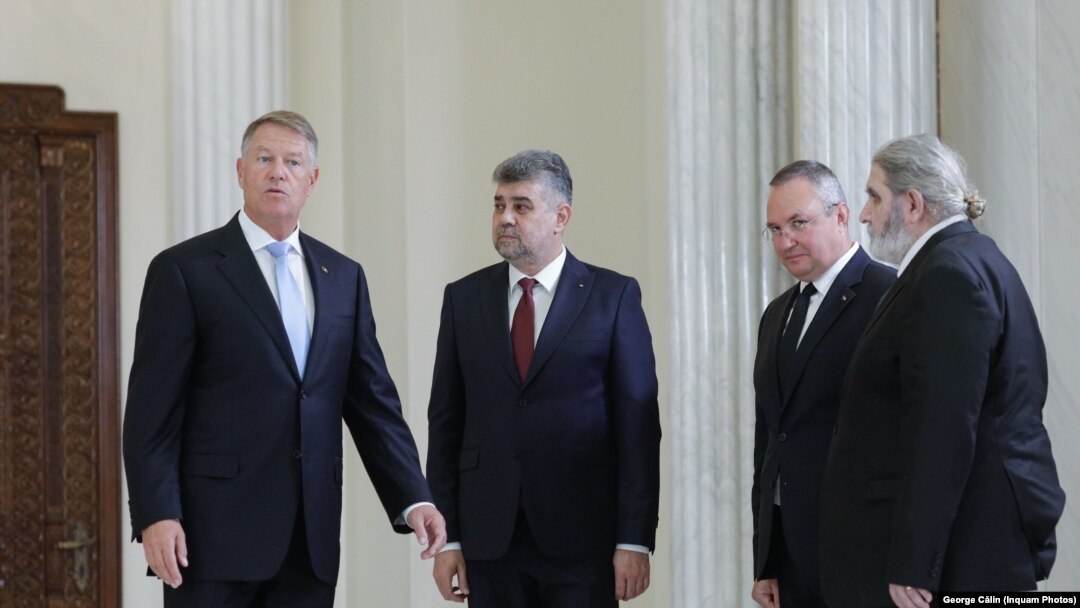 Înainte de consultările efective de la Cotroceni, președintele Klaus Iohannis i-a salutat cordial pe liderii PSD, PNL și pe reprezentantul minorităților naționale. Liderii UDMR, membri ai Coaliției de guvernare, au fost invitați direct la masa discuțiilor, fără alte formalități.