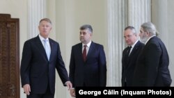 Înainte de consultările efective de la Cotroceni, președintele Klaus Iohannis i-a salutat cordial pe liderii PSD, PNL și pe reprezentantul minorităților naționale. Liderii UDMR, membri ai Coaliției de guvernare, au fost invitați direct la masa discuțiilor, fără alte formalități.