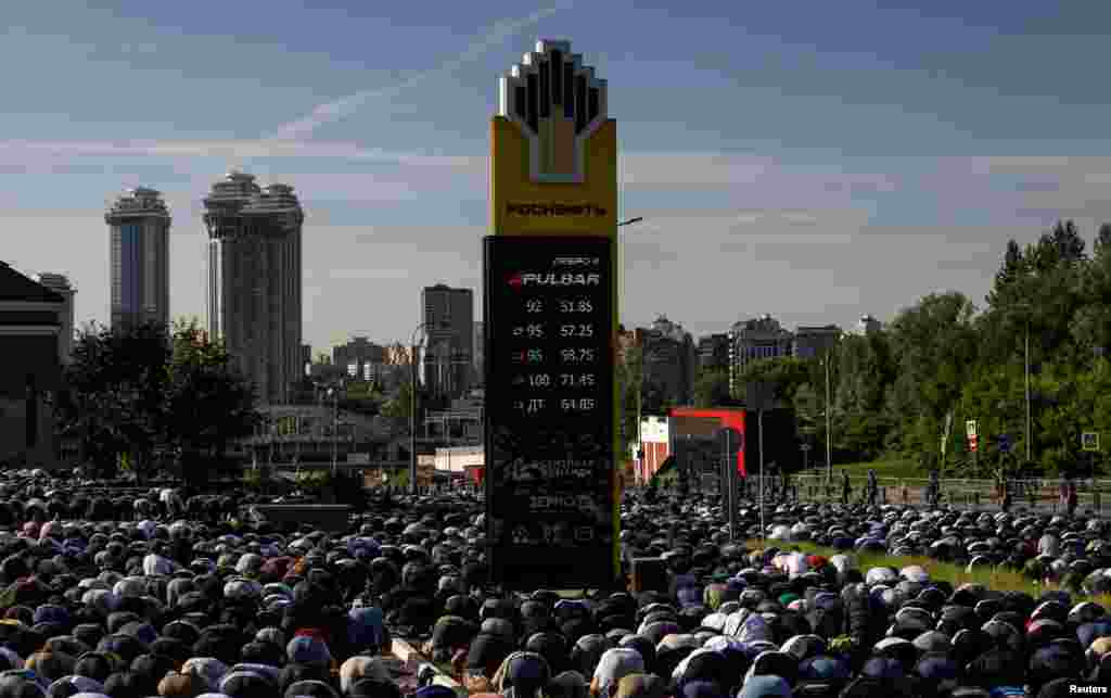 На утреннюю молитву мусульмане собрались у бензоколонки возле Мемориальной мечети в Парке Победы в Москве. Курбан-байрам отмечается в честь преданности и веры Ибрагима