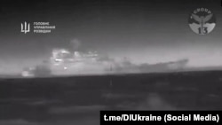 Скриншот с видео ГУР МО Украины: БДК "Цезарь Куников", к которому направляется дрон, 14 февраля 2024 года
