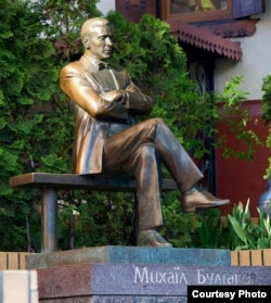 Памятник Михаилу Булгакову в Киеве, еще не закрытый мешками с песком