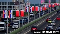 Zastave Srbije i Kine duž autoputa kroz Beograd (foto-arhiv)