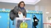 Избиратели на участке № 254 в Алматы в день внеочередных выборов депутатов мажилиса и маслихатов