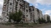 Бомбардирана от руските сили жилищна сграда в град Попасна, в който сега са останали да живеят само няколко души.