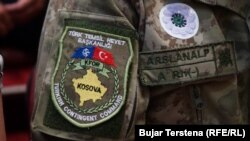 Një ushtar i KFOR-it turk ka vendosur simbolin për Srebrenicën në uniformën e tij.