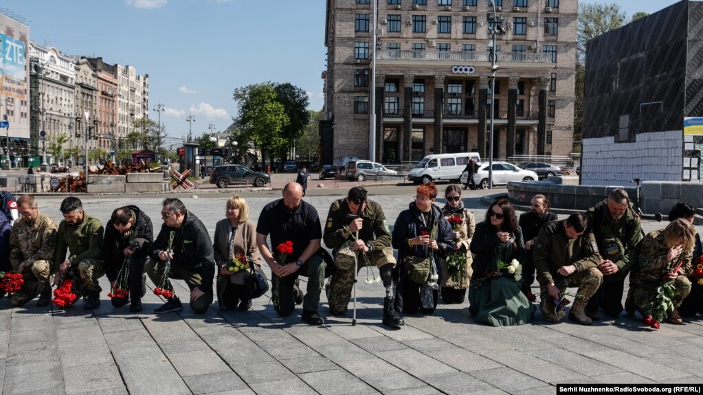 24 квітня на майдані Незалежності у Києві пройшло прощання з Юрієм Морозом &ndash; молодшим сержантом Сил ТрО ЗСУ, який загинув на Донбасі 16 квітня 2023 року. Юрій Мороз захоплювався історією України та історичними реконструкціями, був учасником &laquo;Мовного майдану&raquo; у 2012 році, а також Революції гідності у 2014 році у лавах 4-ї &laquo;Козацької сотні&raquo; &laquo;Самооборони Майдану. Тоді ж добровільно пішов воювати в зоні проведення АТО