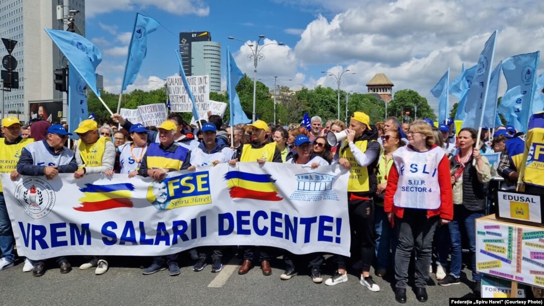 Mii de angajați din sistemul de învățământ participă la un protest la Parlament în care atrag atenția asupra salariilor mici. 