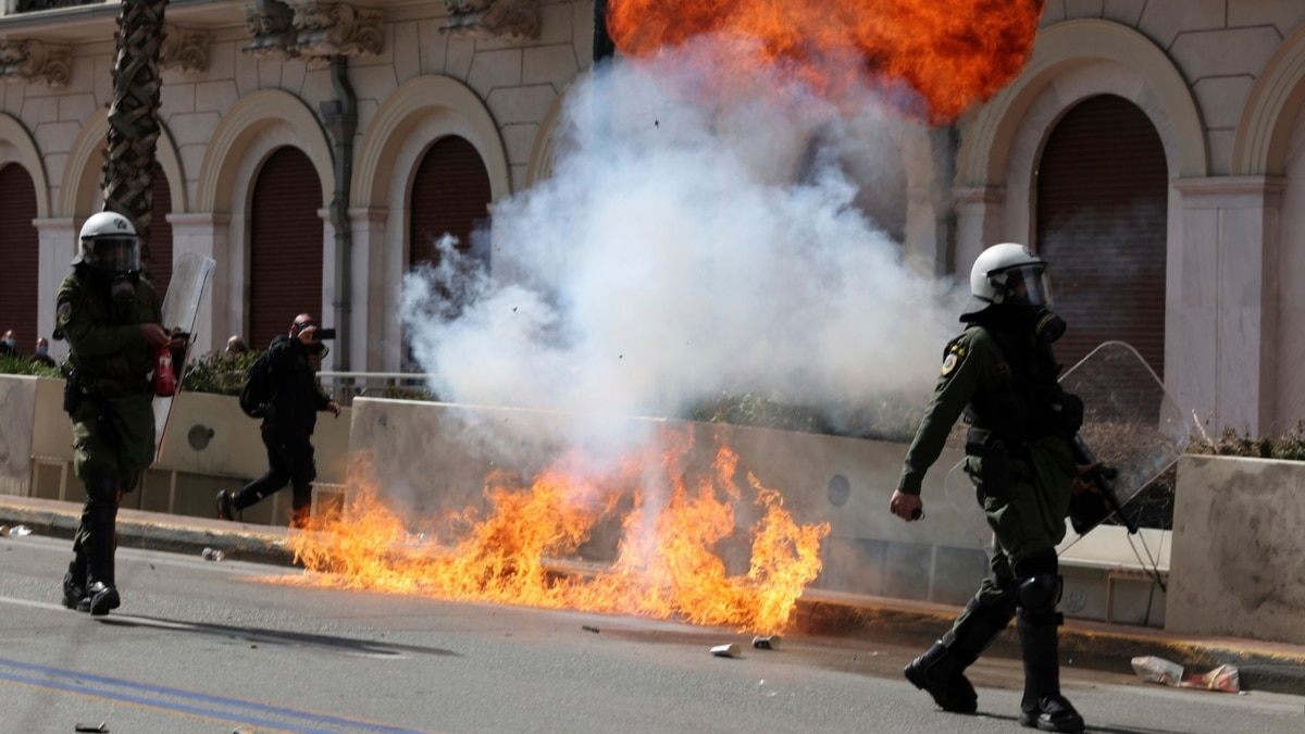 Около 7500 души са се събрали пред парламента в Атина