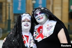 Kontraprotest transrodnih osoba na okupljanje organizacije "neka žene govore" u Edinburgu 6. april 2024.