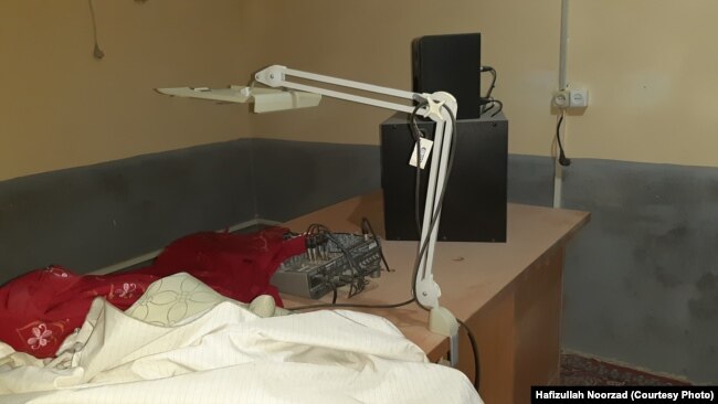 یکی از رادیو های خصوصی که پس از تسلط طالبان بسته شده است