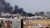 Дым над международным аэропортом Хартума после налета авиации. 15 апреля 2023 года