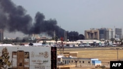 Un fum gros este văzut în apropierea aeroportului din Khartoum, Sudan, pe 15 aprilie 2023.
