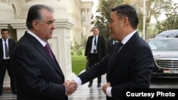Президент Таджикистана Эмомали Рахмон (слева) и президент Кыргызстана Садыр Жапаров. Душанбе, 14 сентября 2023 года