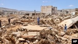 Túlélők és holttestek után kutatnak a líbiai Dernában, ahol két gát leomlása hatalmas árvizet okozott, és több ezer ember halálát követelte. 2023. szeptember 13.