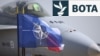 Një ushtar holandez me emblemën e samitit të NATO-s, që këtë vit mbahet në Hagë.
