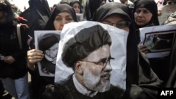 Portret iranskog predsjednika Ebrahima Raisija tokom njegove sahrane u Teheranu 22. maja 2024. 