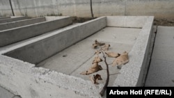 Një varr i hapur në Krushë të Madhe. Afër 1.600 persona, kryesisht shqiptarë, janë ende të zhdukur.