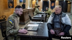 Până acum, Ucraina s-a bazat pe voluntari și pe recruți. Însă, pe măsură ce soldații încep să obosescă, soluția Kievului este să-i readucă în țară pe cei de peste hotare. 