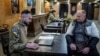 Dobrovoljac koji želi da se pridruži 3. zasebnoj jurišnoj brigadi Oružanih snaga Ukrajine razgovara sa oficirima za regrutaciju, usred ruskog napada na Ukrajinu, na nepoznatoj lokaciji u regiji Kijev, Ukrajina, 9. januara 2024.