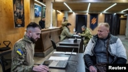 Доброволец се записва за една от украинските бригади, разположени на фронта.