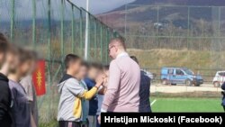Фотографија од лидерот на ВМРО-ДПМНЕ Христијан Мицкоски од средба со дечиња на спортско игралиште