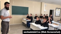 На занятиях в Севастопольском кадетском корпусе СК РФ