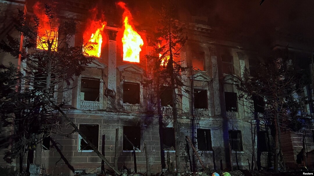 Pompierii încearcă să stingă flăcările dintr-un bloc avariat de o rachetă lansată de forțele rusești, în orașul Nikolaiev, Ucraina, 27 aprilie 2023.