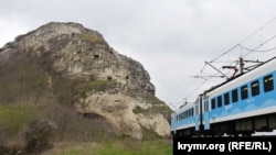 Электропоезд у Загайтанской скалы в Инкермане