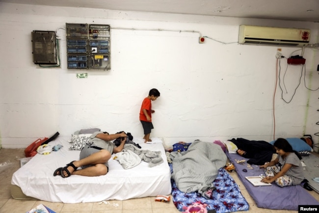 Óvóhelyen Askelónban a gázai rakétatámadások idején, október 8-án