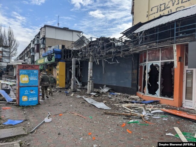 Російський обстріл зупинки громадського транспорту та житлових будинків у Херсоні, 21 лютого 2023 року