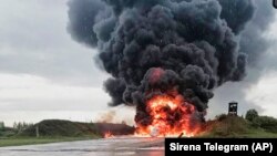 Российский военный самолёт горит на авиабазе Сольцы в Новгородской области после атаки беспилотника. Август 2023 года