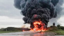 Российский военный самолёт горит на аэродроме в Сольцах, 19 августа 2023 года