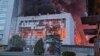 O imagine de pe rețelele de socializare arată centrala termică Tripilska – cel mai mare furnizor de energie electrică pentru regiunile Kiev, Cherkasy și Zyhtomr – arzând pe 11 aprilie, în urma unui atac cu rachete rusești țintit.