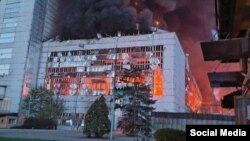 O imagine de pe rețelele de socializare arată centrala termică Tripilska – cel mai mare furnizor de energie electrică pentru regiunile Kiev, Cherkasy și Zyhtomr – arzând pe 11 aprilie, în urma unui atac cu rachete rusești țintit.