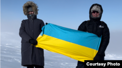 Nyikita Gorbunovot (jobbra) „az Orosz Föderáció fegyveres erőinek lejáratásával” gyanúsítják, mert egy táblát tartott a kezében, amelyen ez állt: „Ölelj meg, ha ellenzed a háborút!”