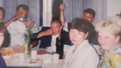 Szergej Jumasev (középen) egy iskolai ballagási partin