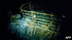 Тази снимка, направена по време на историческото гмуркане през 1986 г. със съдействие на Океанографски институт Уудс Хоул и публикувана на 15 февруари 2023 г., показва носа на "Титаник"