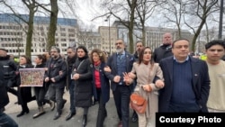 به همراه همسرش سعید بشیرتاش و شماری دیگر از فعالان سیاسی در یک تجمع اعتراضی در بروکسل