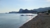 Малолюдный пляж в Судаке, Крым, 6 июня 2023 года