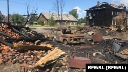 Медвежьегорск после пожара, во время которого полностью сгорели три многоквартирных деревянных дома 