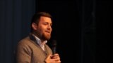 Andrei Ștefan a început să folosească droguri la 13 ani. Acum merge prin licee și facultăți și le spune adolescenților adevărul despre ce înseamnă și ce urmări are o tinerețe pierdută din cauza drogurilor.