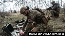 Українські військовослужбовці облаштували позицію із протитанковим ракетним комплексом «Стугна» поблизу Бахмуту Донецької області, 17 березня 2023 року