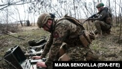 Украинские военнослужащие обустроили позицию с противотанковым ракетным комплексом «Стугна» вблизи Бахмута Донецкой области, 17 марта 2023 года